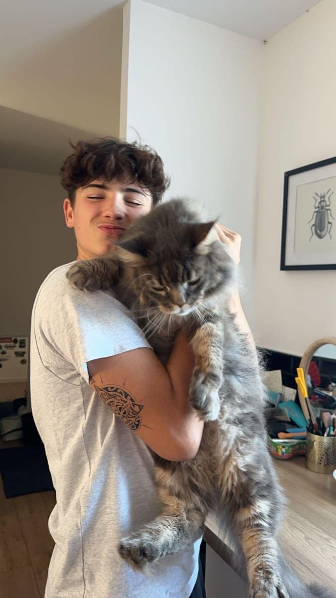 Theo, miembro real de Ghosted, foto sin filtros
